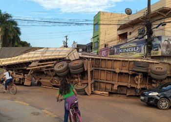 Carreta apresenta defeito mecânico e tomba no centro de Altamira, PA; veja o vídeo