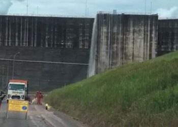 Água transborda de eclusa em Tucuruí; procedimento seria normal