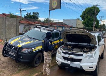 Veículo com ocorrência de roubo e documento falso é apreendido pela PRF em fiscalização