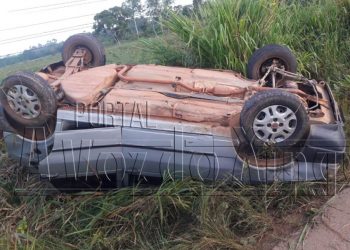 Carro capota e atinge uma motocicleta na PA-415
