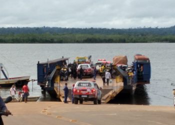 Manifestantes seguem bloqueio, no acesso a balsa do Assurini, contra as péssimas condições da estrada