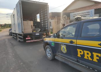 PRF apreende cerca de 1.896 pares de calçados falsificados, em Vitória do Xingu/PA