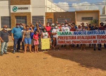Manifestantes protestam na frente da Norte Energia, em Altamira/PA