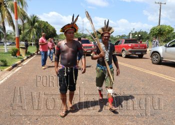 Indígenas e agricultores vão até o aeroporto de Altamira, na tentativa de falar com prefeito do município