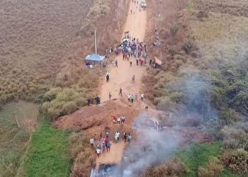 Garimpeiros protestam contra operação federal no Pará. — Foto: Reprodução / Elion