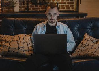 Volta do home office ao presencial requer cautela, diz especialista