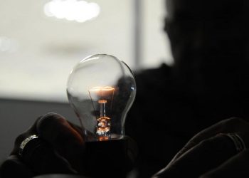 Aneel mantém bandeira vermelha 2 na conta de luz de famílias de baixa renda