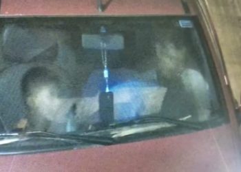 Câmeras de segurança flagraram momento em que homem abusada de duas crianças dentro do carro — Foto: Reprodução