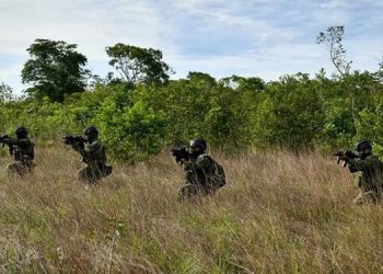 Militares em ação na Serra do Cachimbo, no sul do estado do Pará e ao norte do estado de Mato Grosso, na zona de transição entre a Amazônia e o cerrado (Reprodução / Ministério da Defesa)