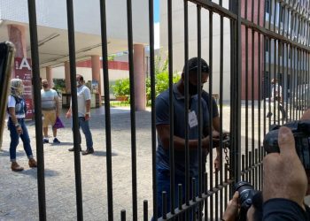Portões do Enem são fechados às 13h. — Foto: Pedro Alves/ G1