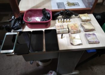 Material apreendido com suspeitos de assalto — Foto: Divulgação