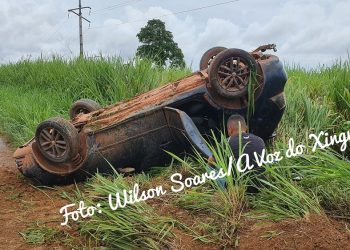 Carro capota na BR-230, próximo ao loteamento do Buriti, em Altamira