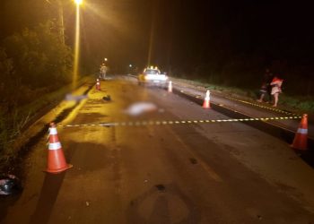 Motorista abandonou o carro e fugiu sem prestar socorro às vítimas. — Foto: Reprodução