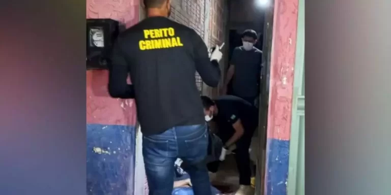 Depois de receber uma ligação, Wesley Alves de Araújo, de 18 anos, foi assassinado com cinco tiros, na madrugada deste sábado (22), no bairro da Paz, em Parauapebas. Ele já tinha passagem pela Polícia. O jovem dormia e foi despertado por uma ligação. E, por volta de 1h20 da madrugada, Wesley saiu conversando com um suposto amigo: “Meu amigo, é aqui perto da esquina”. Quando abriu o portão da casa, foi baleado cinco vezes e morreu no local, em um corredor que dá acesso à casa dele. Quem apertou o gatilho usou uma pistola calibre 380. Cápsulas dos projéteis foram recolhidas pelos peritos criminais. O autor dos disparos e o comparsa fugiram em uma moto vermelha. Para a polícia, o jovem foi morto numa "tocaia", que envolveu o "amigo da onça". No interior da casa do jovem, foi encontrada uma motocicleta vermelha e sem placa. Curiosamente, a placa original do veículo foi encontrada ao lado do veículo. Os policiais fizeram uma rápida pesquisa no sistema e constataram que a motocicleta era produto de furto E, agora, a Polícia Civil irá investigar o homicídio (Com informações do portal Papo Carajás).