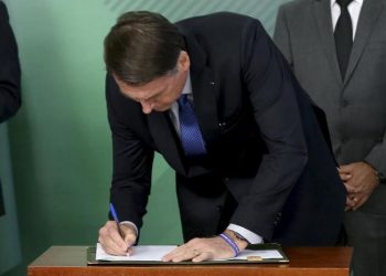Bolsonaro sanciona lei para quem gera própria energia com subsídios até 2045