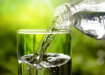 Você pode estar tomando água da forma errada a vida toda; entenda polêmica