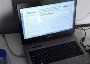 Um dos computadores apreendidos com homem preso suspeito de manter esquema de falsificação de atestados médicos — Foto: Polícia Civil/Divulgação