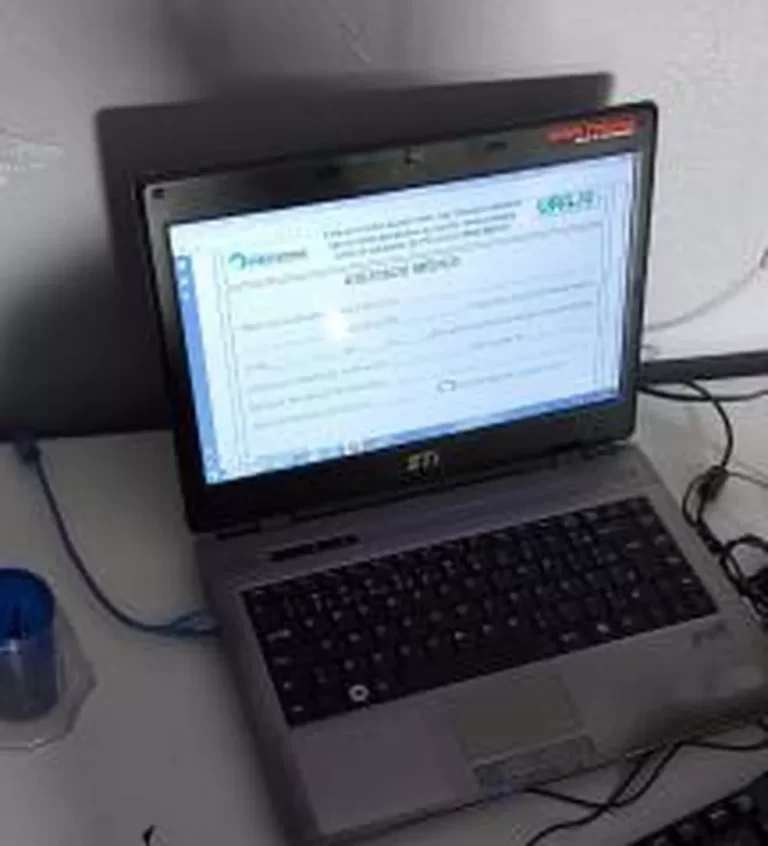 Um dos computadores apreendidos com homem preso suspeito de manter esquema de falsificação de atestados médicos — Foto: Polícia Civil/Divulgação