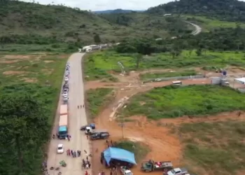 Garimpeiros protestam contra ações de fiscalização na BR-163. — Foto: Léo Rodrigues / Arquivo Pessoal