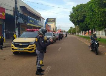 Polícia fiscaliza comércios, recupera veículos e cumpre mandados em Altamira