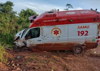 Ambulância do SAMU de Pacajá tomba na BR-422