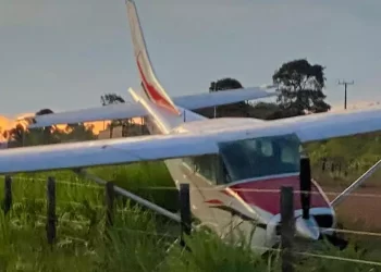 Aeronave passará por perícia para descobrir o que levou ao pouso de emergência. (Reprodução / Fato Regional)