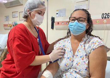 Fisioterapeuta Ana Mencato e paciente