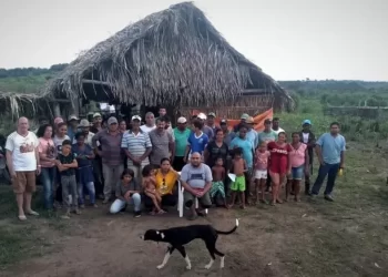 Famílias de pequenos agricultores que buscam criação de assentamento na Gleba Bacajá, em Anapu — Foto: CPT via BBC
