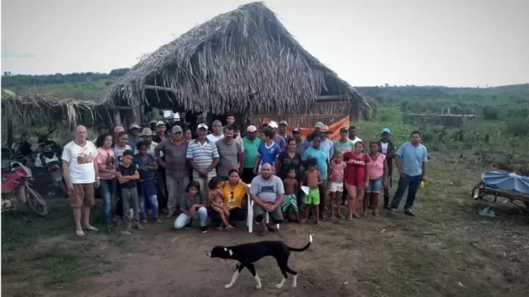 Famílias de pequenos agricultores que buscam criação de assentamento na Gleba Bacajá, em Anapu — Foto: CPT via BBC