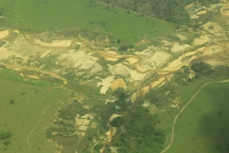 Área deixada por garimpeiros na TI Baú, no Pará. Foto de outubro de 2018. — Foto: Reprodução / Ascom MPF-PA
