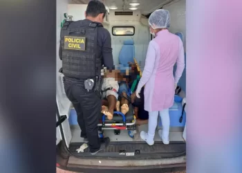 Corpos dos quatro morto em intervenção policial foram removidos em ambulância — Foto: Polícia Civil/Divulgação