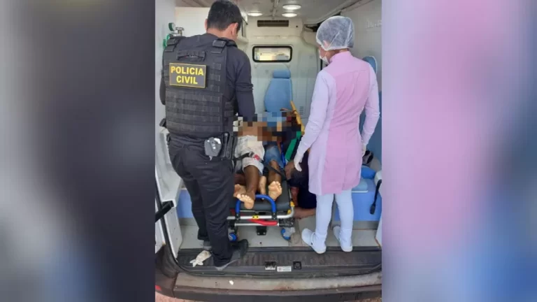 Corpos dos quatro morto em intervenção policial foram removidos em ambulância — Foto: Polícia Civil/Divulgação