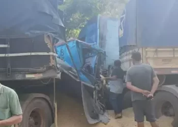 Imagens compartilhadas nas redes sociais mostram a frente de um dos veículos totalmente destruída; o veículo cuja parte da frente é de cor azul seria o qual Danilo dirigia. (Reprodução/ site/ Debate Carajás)