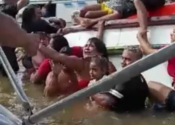 No barco tinham várias crianças — Foto: Reprodução