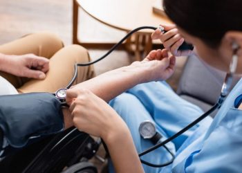 Hipertensão tem óbitos de mais de 400 mil brasileiros por ano. Conheça os principais sintomas para que o diagnóstico precoce possa ser feito.