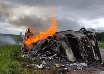 Carreta tombou na BR-163 — Foto: PRF