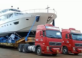 A lancha chegou a Itaituba puxada por duas carretas. Virou alvo do Ministério Público do Pará. Foto: Vídeo/Reprodução
