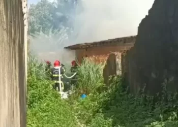 Criminosos incendeiam residência após furtarem objetos em Bragança