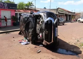 Ao avançar a preferencial em alta velocidade, Hilux foi atingida por Onix, capotou e bateu ainda em um Toyota Corola e um Fiat Siena (Reprodução / Site Giro Portal)