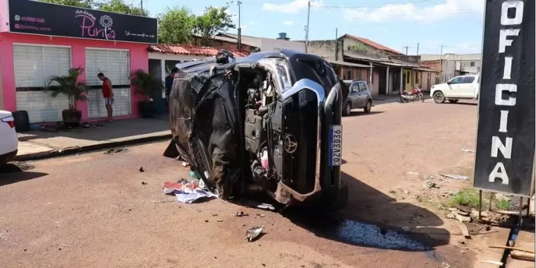 Ao avançar a preferencial em alta velocidade, Hilux foi atingida por Onix, capotou e bateu ainda em um Toyota Corola e um Fiat Siena (Reprodução / Site Giro Portal)