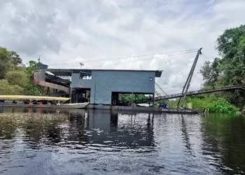 Balsa de garimpeiros apreendida após ser avistada na terra indígena Xipaya no Pará — Foto: Ministério da Justiça/Divulgação