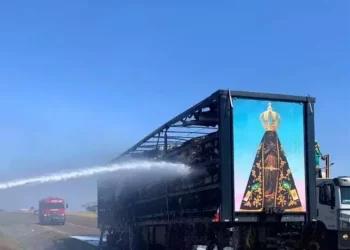 Nossa Senhora Aparecida fica intacta após fogo destruir caminhão