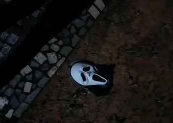 Bandidos assaltam casa de ex-prefeito usando máscara do filme 'Pânico', no Pará — Foto: Reprodução