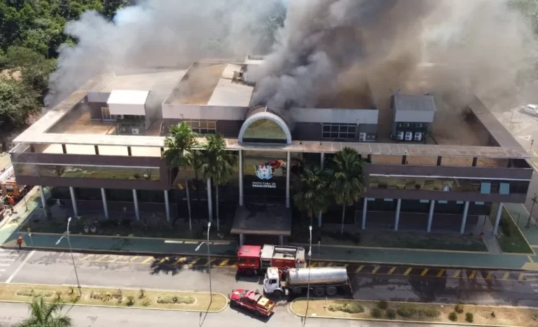 Prédio da Prefeitura de Parauapebas foi atingido por incêndio nesta sexta-feira — Foto: Prefeitura de Parauapebas/Divulgação