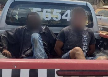 Dupla sendo encaminhada à Delegacia para apresentação/Foto: Reprodução Gazeta Real