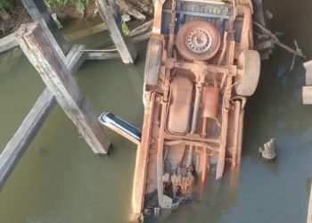 Veículo na ponte. Foto: Reprodução