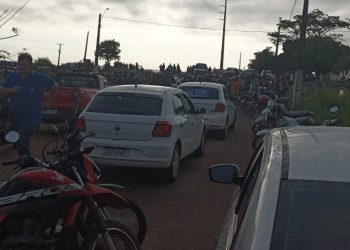 Moradores interditam a rod. Transamazônica para reclamar de falta de água em bairro de Altamira, no Pará