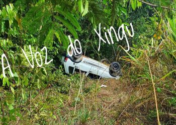 Carro capota em estrada que dá acesso ao aeroporto de Altamira