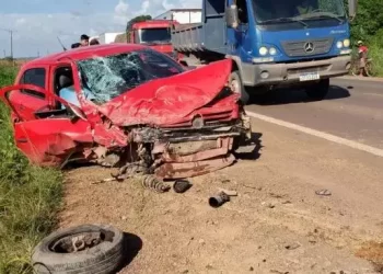 Carro de passeio perdeu rodas dianteiras e ficou bastante avariado após a batida na caminhonete (Zé Rodrigues / Tv Tapajós)