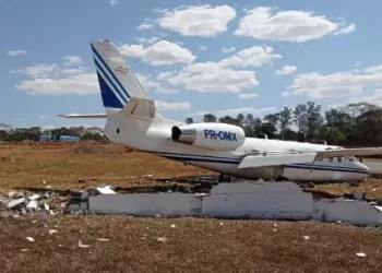 Avião bimotor faz pouso forçado durante voo de teste